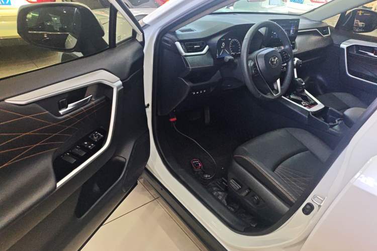 Used Toyota RAV4 2024 Dual-Motor 2.5L E-CVT Two-Wheel Drive Elite Plus Edition Interior 3