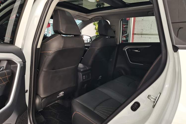 Used Toyota RAV4 2024 2.0L CVT Two-Wheel Drive Fashion Plus Edition Interior 4
