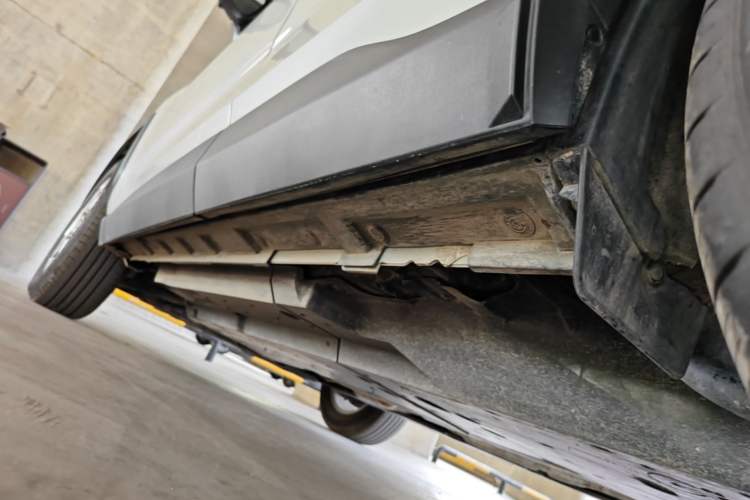 Used Toyota RAV4 2024 2.0L CVT Two-Wheel Drive Urban Edition Left Side Sill