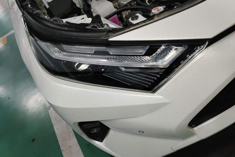 Used Toyota RAV4 2024 Dual-Motor 2.5L E-CVT Two-Wheel Drive Elite Plus Edition Right Front Headlight