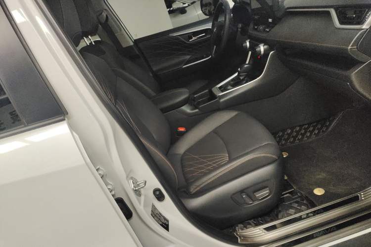 Used Toyota RAV4 2024 2.0L CVT Two-Wheel Drive Fashion Plus Edition Right Front Seat