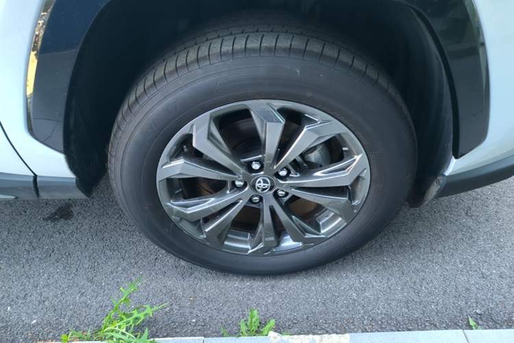 Used Toyota RAV4 2024 2.0L CVT Two-Wheel Drive Fashion Plus Edition Right Front Wheel Hub