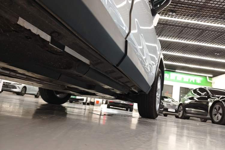Used Toyota RAV4 2024 2.0L CVT Two-Wheel Drive Urban Edition Right Side Sill