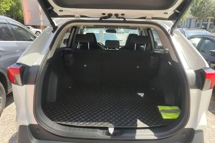 Used Toyota RAV4 2024 2.0L CVT Two-Wheel Drive Fashion Plus Edition Trunk