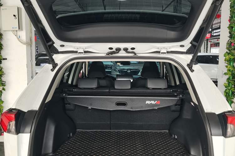 Used Toyota RAV4 2024 2.0L CVT Two-Wheel Drive Fashion Plus Edition Trunk