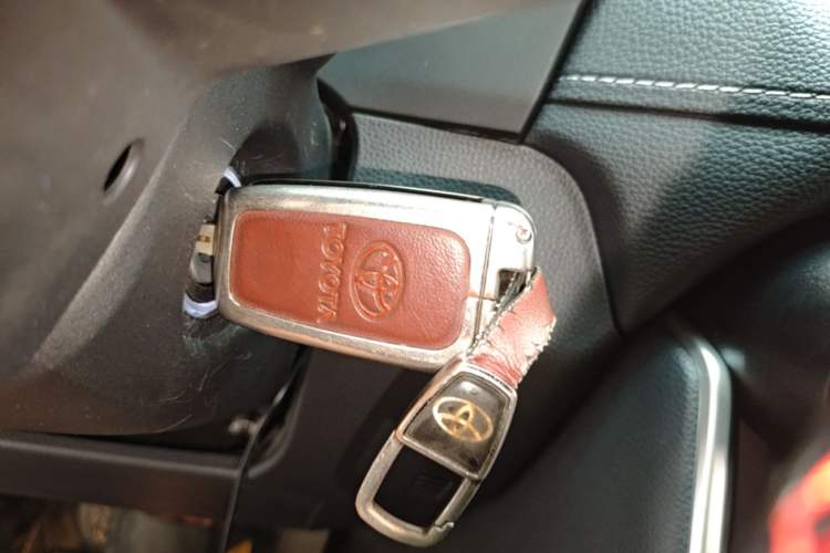 Used Toyota RAV4 2024 2.0L CVT Two-Wheel Drive Urban Edition Vehicle Key