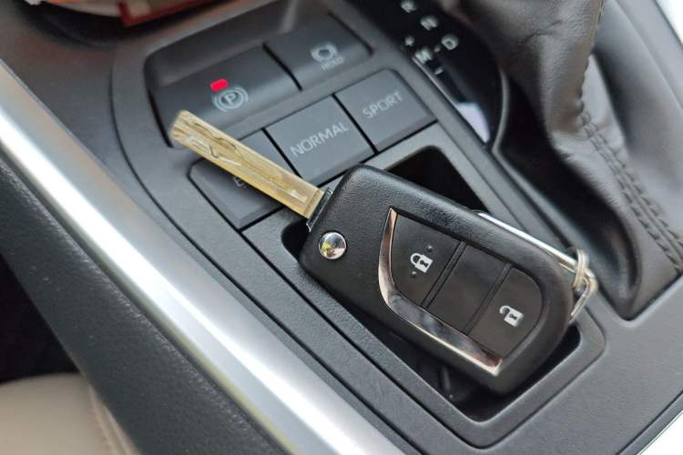 Used Toyota RAV4 2024 2.0L CVT Two-Wheel Drive Urban Edition Vehicle Key