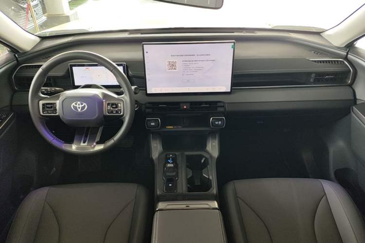Used Toyota RAV4 2026 Model Dual-Engine 2.0L Two-Wheel Drive Luxury Edition Center Console