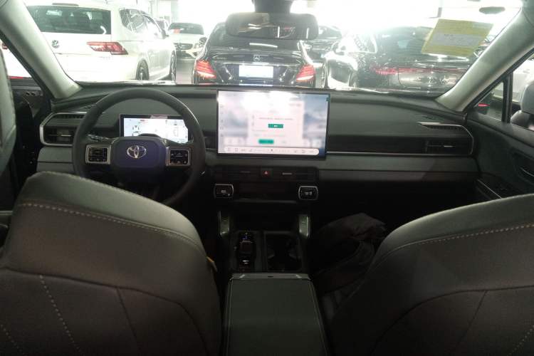 Used Toyota RAV4 2026 Model Dual-Engine 2.0L Two-Wheel Drive Luxury Edition Center Console