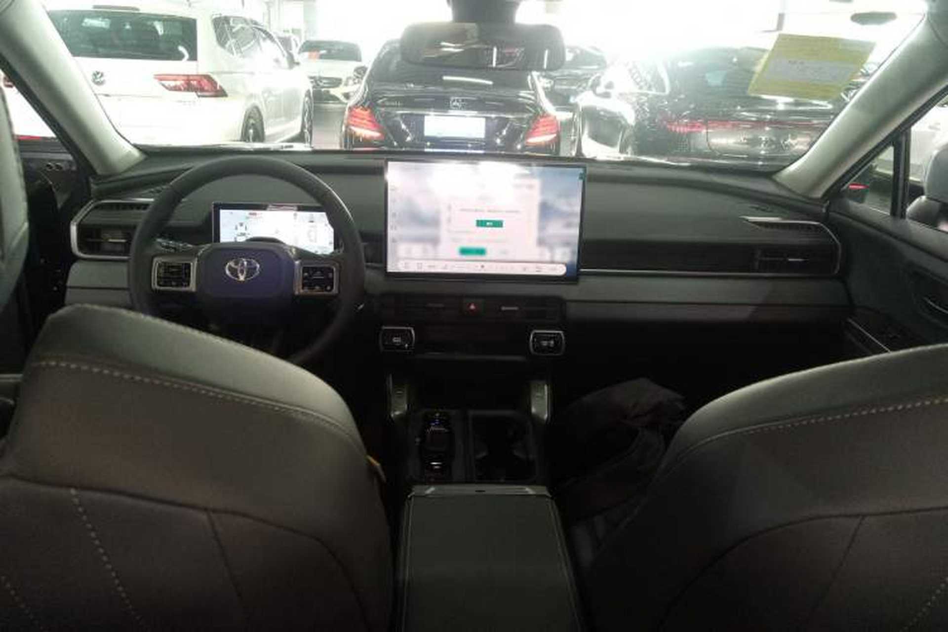 Used Toyota RAV4 2026 Model Dual-Engine 2.0L Two-Wheel Drive Luxury Edition Center Console