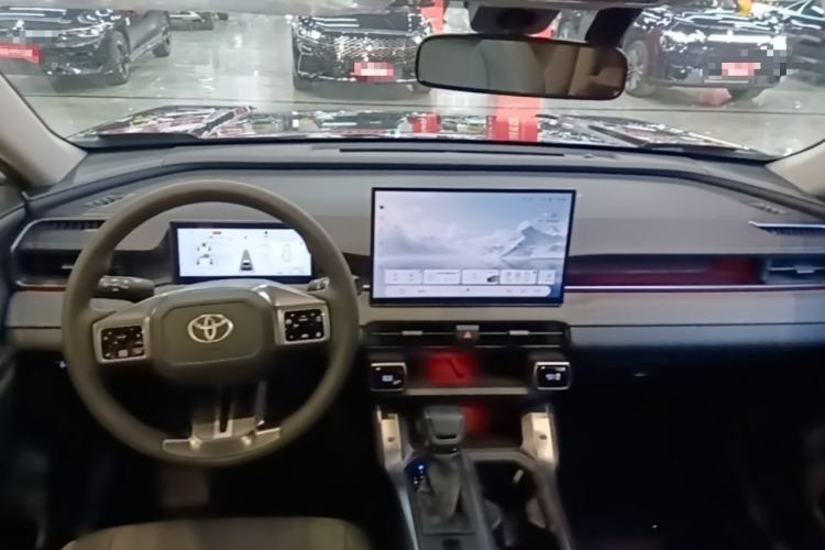 Used Toyota RAV4 2026 Model Dual-Engine 2.0L Two-Wheel Drive Elite Edition Center Console