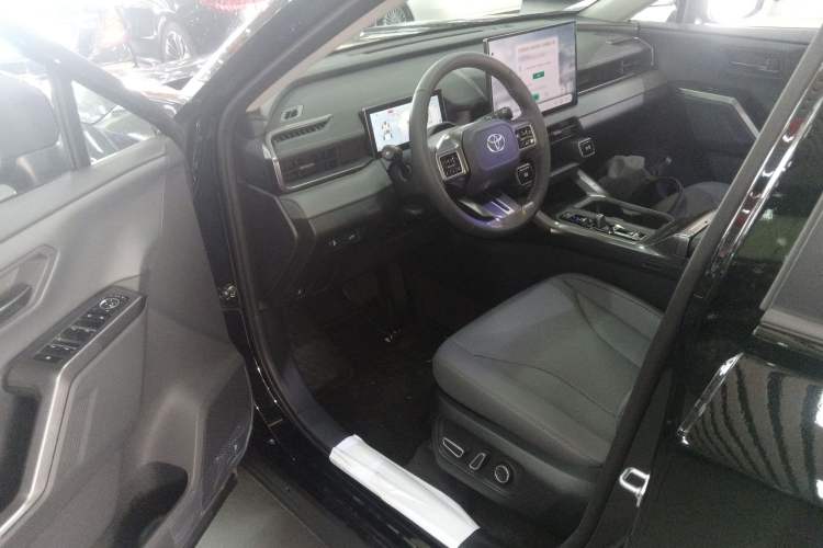 Used Toyota RAV4 2026 Model Dual-Engine 2.0L Two-Wheel Drive Luxury Edition Driver Seat