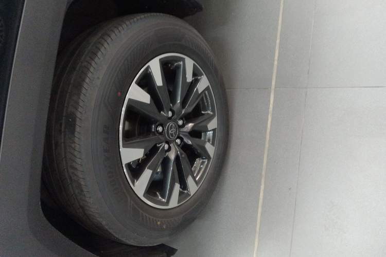 Used Toyota RAV4 2026 Model Dual-Engine 2.0L Two-Wheel Drive Luxury Edition Exterior 4