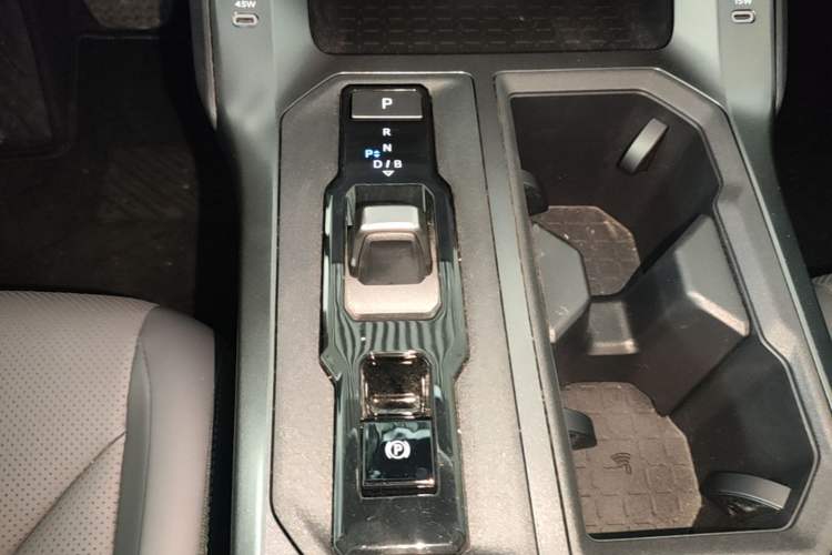 Used Toyota RAV4 2026 Model Dual-Engine 2.0L Two-Wheel Drive Luxury Edition Gear Lever
