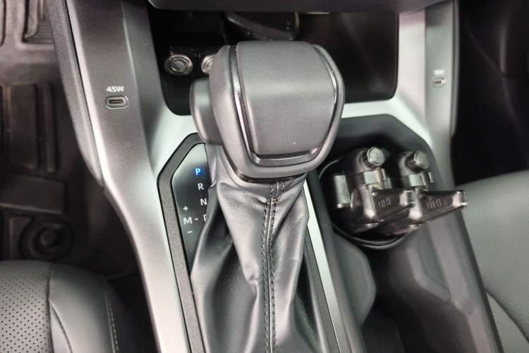 Used Toyota RAV4 2026 Model 2.0L Two-Wheel Drive Luxury Edition Gear Lever