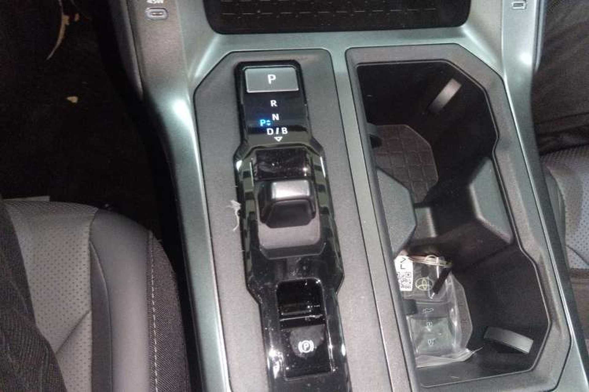 Used Toyota RAV4 2026 Model Dual-Engine 2.0L Two-Wheel Drive Luxury Edition Gear Lever