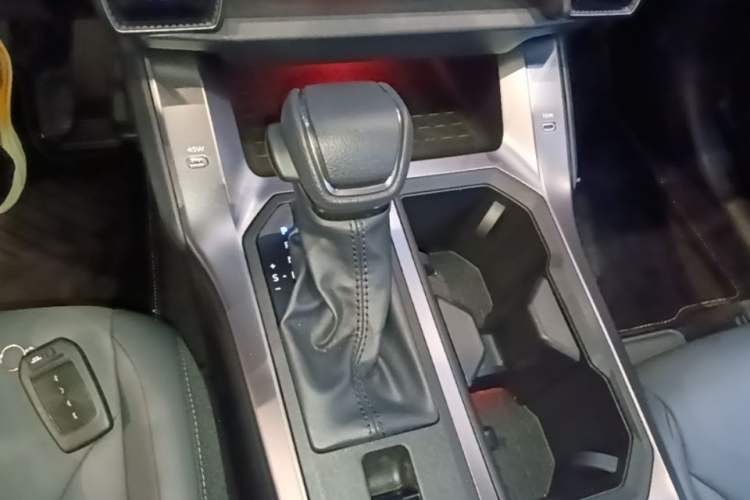 Used Toyota RAV4 2026 Model Dual-Engine 2.0L Two-Wheel Drive Elite Edition Gear Lever