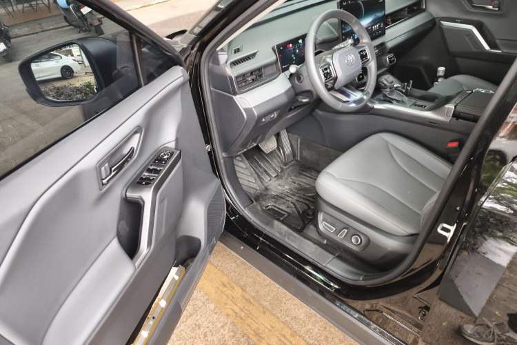 Used Toyota RAV4 2026 Model 2.0L Two-Wheel Drive Luxury Edition Interior 3