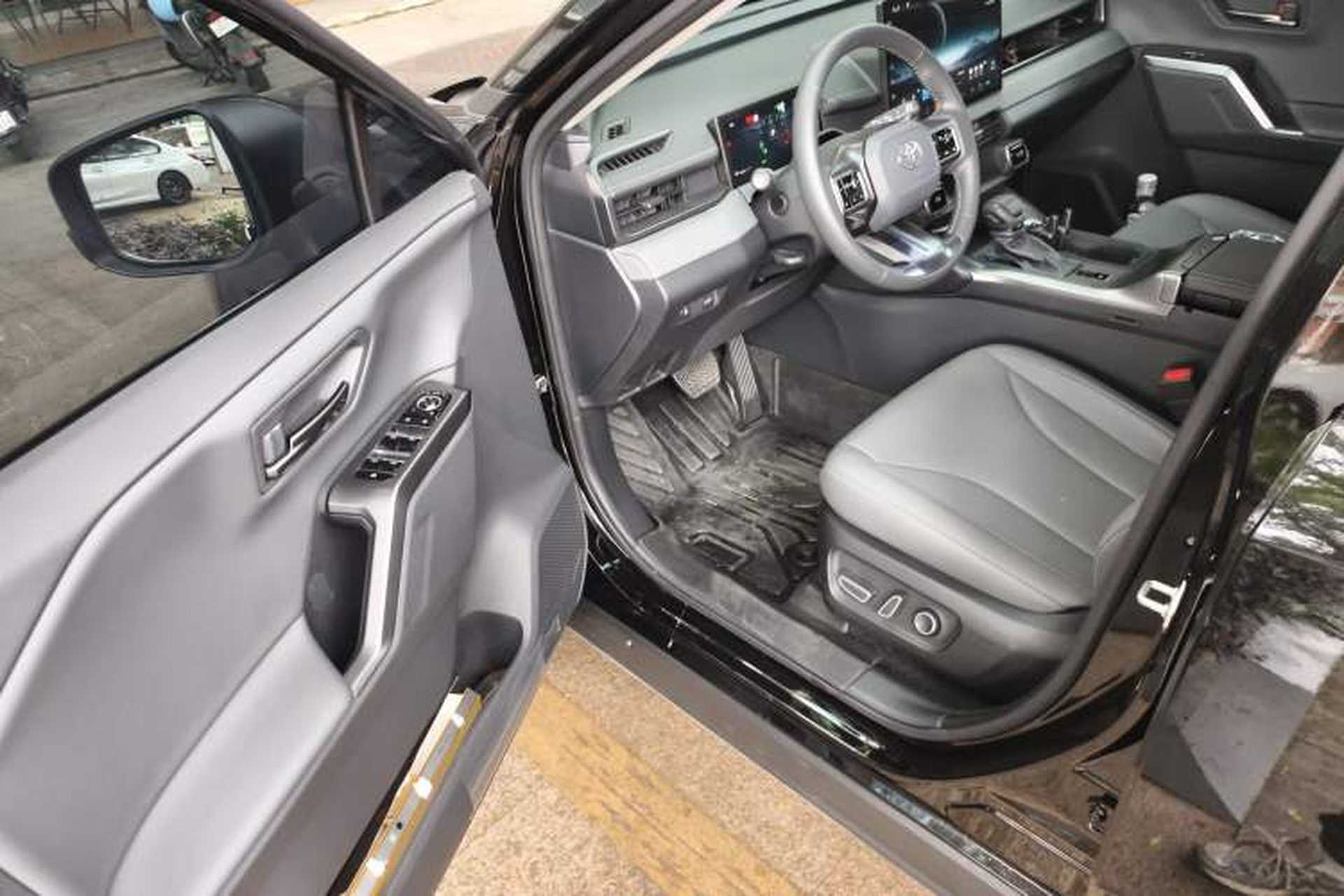 Used Toyota RAV4 2026 Model 2.0L Two-Wheel Drive Luxury Edition Interior 3