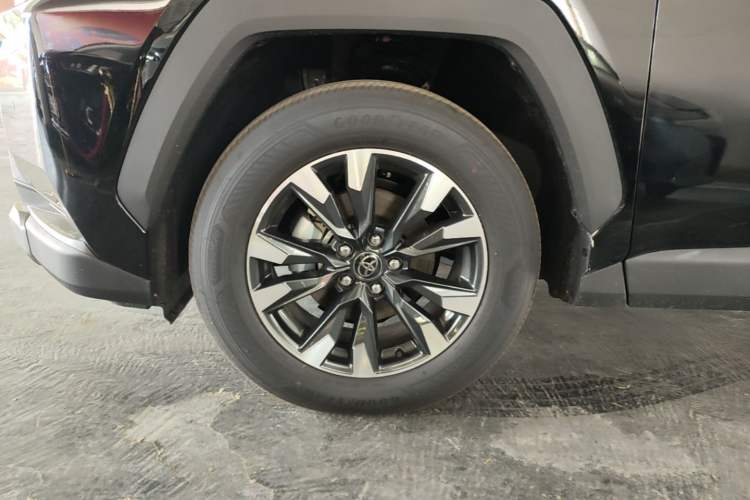 Used Toyota RAV4 2026 Model Dual-Engine 2.0L Two-Wheel Drive Luxury Edition Left Front Wheel Hub