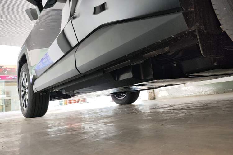 Used Toyota RAV4 2026 Model Dual-Engine 2.0L Two-Wheel Drive Luxury Edition Left Side Sill