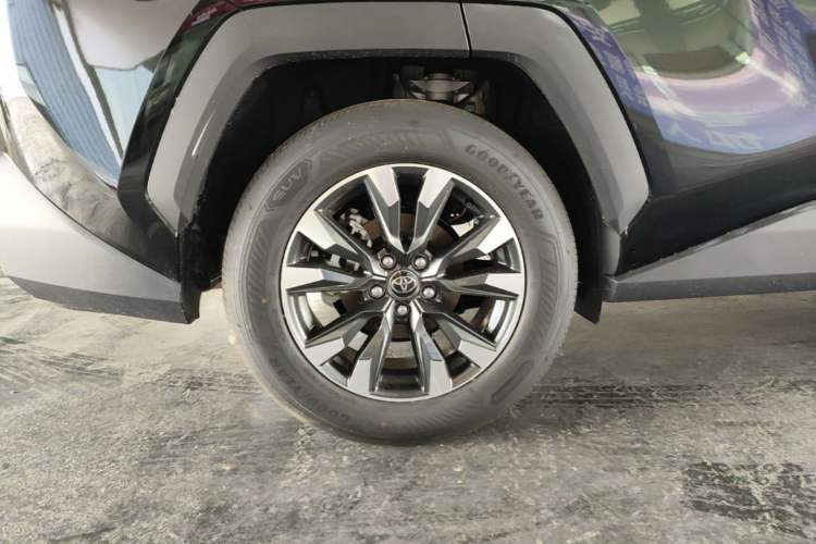 Used Toyota RAV4 2026 Model Dual-Engine 2.0L Two-Wheel Drive Luxury Edition Right Rear Wheel Hub