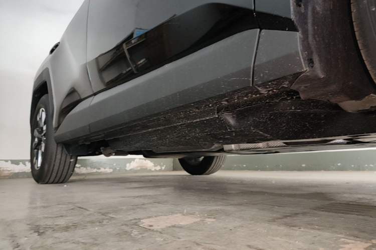 Used Toyota RAV4 2026 Model Dual-Engine 2.0L Two-Wheel Drive Luxury Edition Right Side Sill