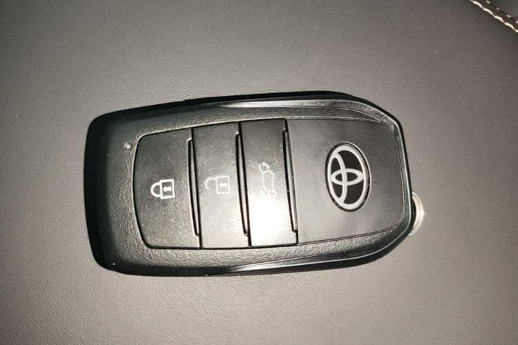 Used Toyota RAV4 2026 Model Dual-Engine 2.0L Two-Wheel Drive Luxury Edition Vehicle Key