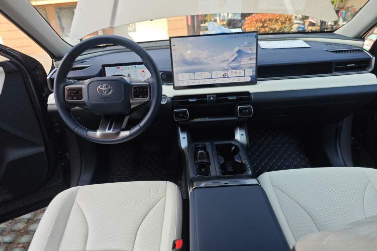 Used Toyota RAV4 2026 Model Dual-Engine 2.0L Two-Wheel Drive Luxury Edition Center Console