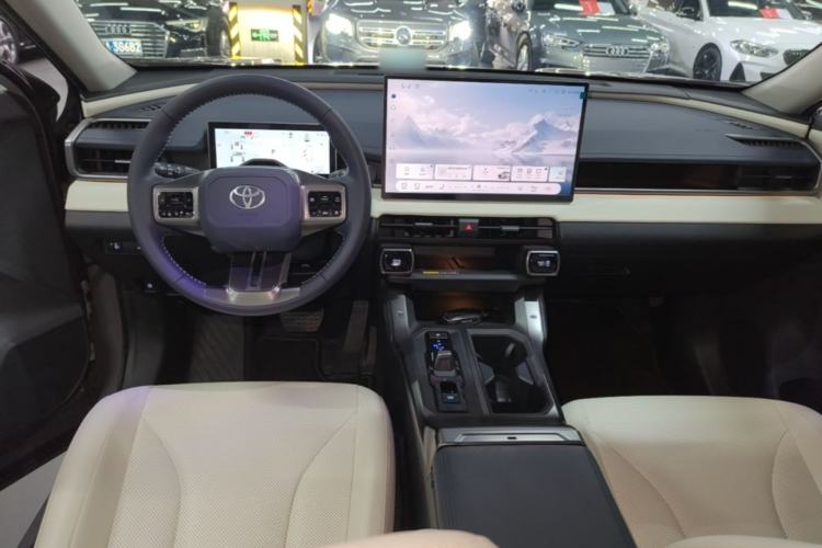 Used Toyota RAV4 2026 Model Dual-Engine 2.0L Two-Wheel Drive Luxury Edition Center Console