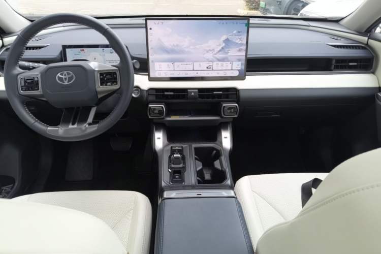 Used Toyota RAV4 2026 Model Dual-Engine 2.0L Two-Wheel Drive Luxury Edition Center Console