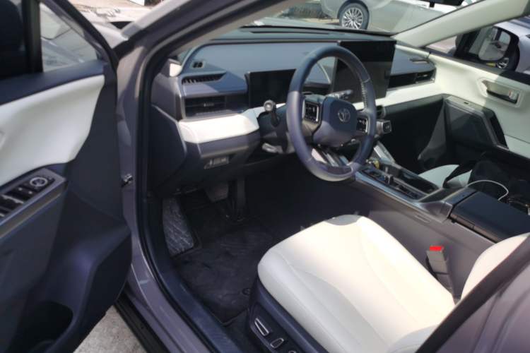 Used Toyota RAV4 2026 Model Dual-Engine 2.0L Two-Wheel Drive Luxury Edition Driver Seat