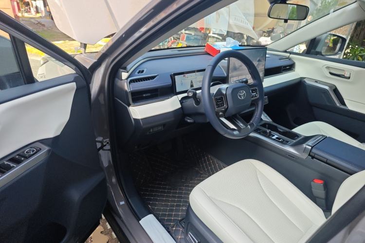 Used Toyota RAV4 2026 Model Dual-Engine 2.0L Two-Wheel Drive Luxury Edition Driver Seat