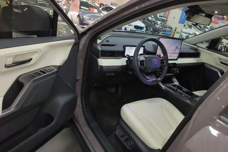 Used Toyota RAV4 2026 Model Dual-Engine 2.0L Two-Wheel Drive Luxury Edition Driver Seat