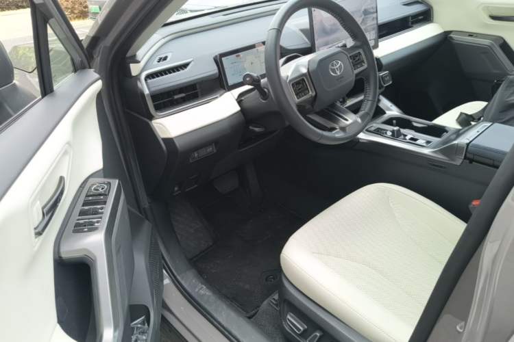 Used Toyota RAV4 2026 Model Dual-Engine 2.0L Two-Wheel Drive Luxury Edition Driver Seat