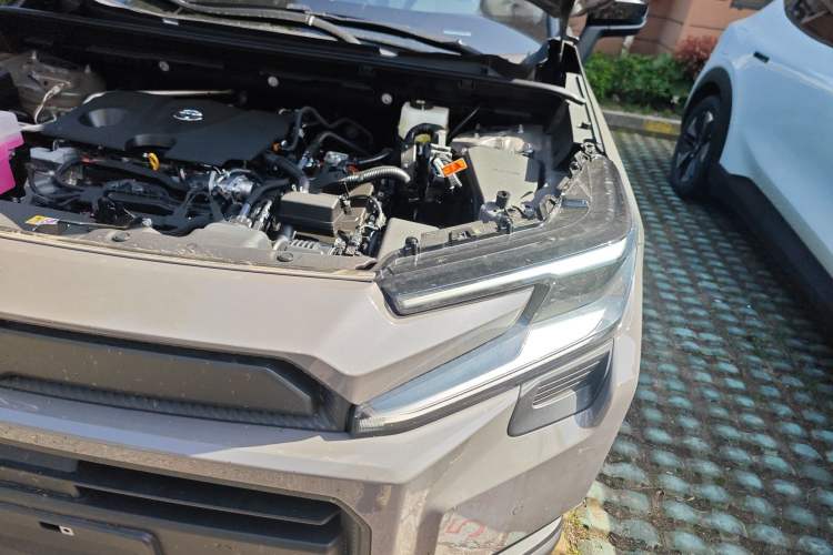 Used Toyota RAV4 2026 Model Dual-Engine 2.0L Two-Wheel Drive Luxury Edition Engine Bay Left