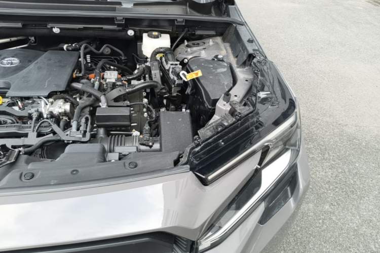 Used Toyota RAV4 2026 Model Dual-Engine 2.0L Two-Wheel Drive Luxury Edition Engine Bay Left