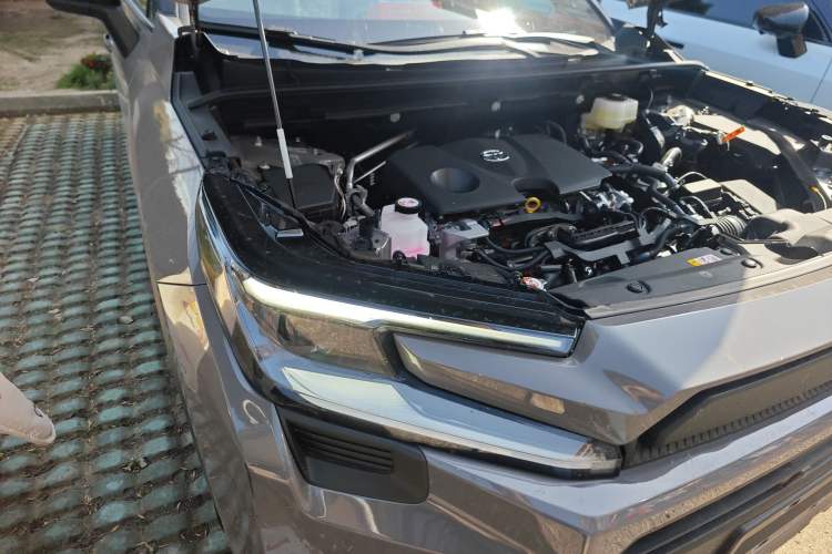 Used Toyota RAV4 2026 Model Dual-Engine 2.0L Two-Wheel Drive Luxury Edition Engine Bay Right