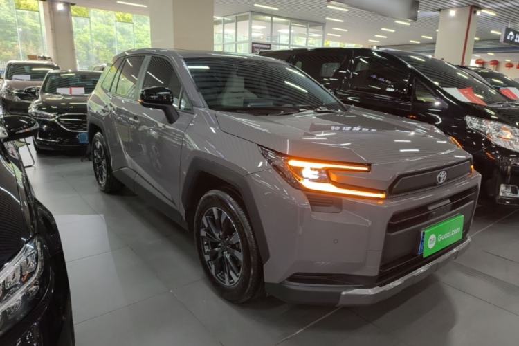 Used Toyota RAV4 2026 Model Dual-Engine 2.0L Two-Wheel Drive Luxury Edition Front Right 45 Deg