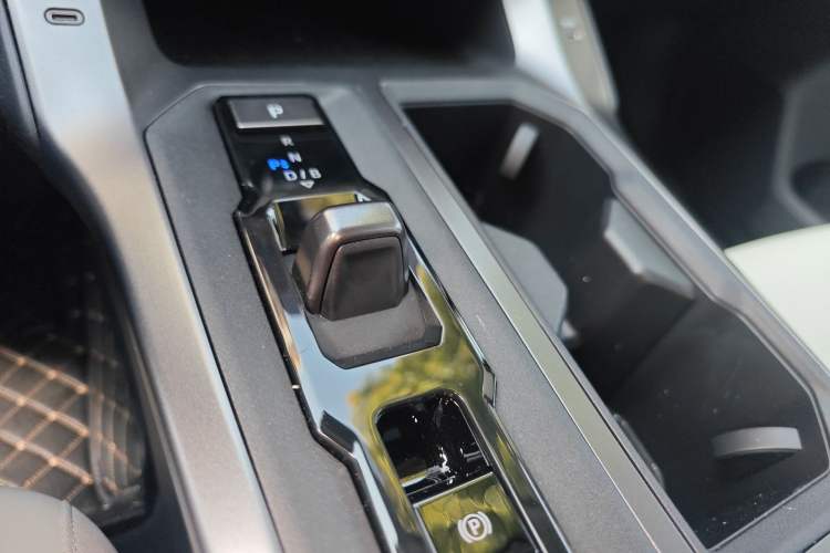 Used Toyota RAV4 2026 Model Dual-Engine 2.0L Two-Wheel Drive Luxury Edition Gear Lever