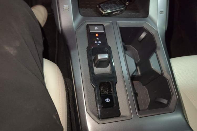 Used Toyota RAV4 2026 Model Dual-Engine 2.0L Two-Wheel Drive Luxury Edition Gear Lever