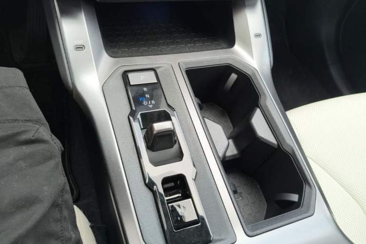 Used Toyota RAV4 2026 Model Dual-Engine 2.0L Two-Wheel Drive Luxury Edition Gear Lever