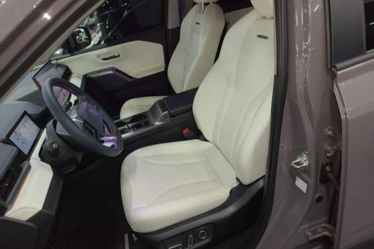 Used Toyota RAV4 2026 Model Dual-Engine 2.0L Two-Wheel Drive Luxury Edition Left Front Seat