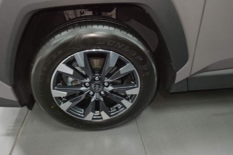Used Toyota RAV4 2026 Model Dual-Engine 2.0L Two-Wheel Drive Luxury Edition Left Front Wheel Hub