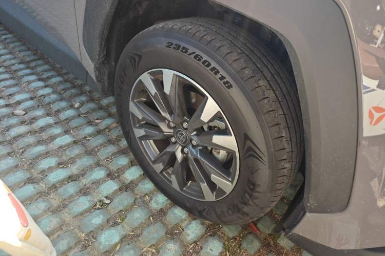 Used Toyota RAV4 2026 Model Dual-Engine 2.0L Two-Wheel Drive Luxury Edition Right Front Wheel Hub