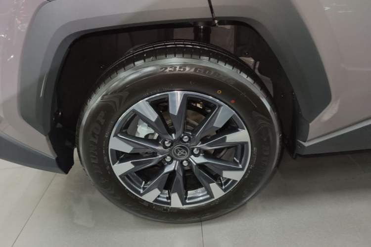 Used Toyota RAV4 2026 Model Dual-Engine 2.0L Two-Wheel Drive Luxury Edition Right Rear Wheel Hub
