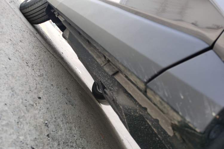 Used Toyota RAV4 2026 Model Dual-Engine 2.0L Two-Wheel Drive Luxury Edition Right Side Sill