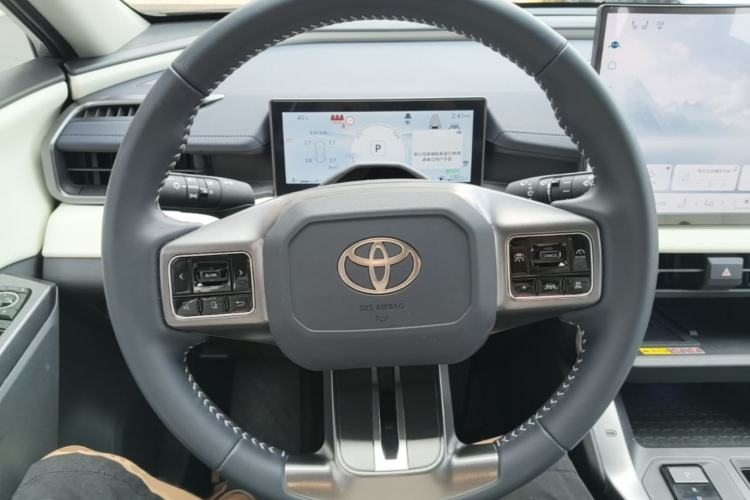 Used Toyota RAV4 2026 Model Dual-Engine 2.0L Two-Wheel Drive Luxury Edition Steering Wheel