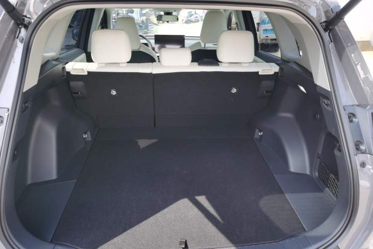 Used Toyota RAV4 2026 Model Dual-Engine 2.0L Two-Wheel Drive Luxury Edition Trunk