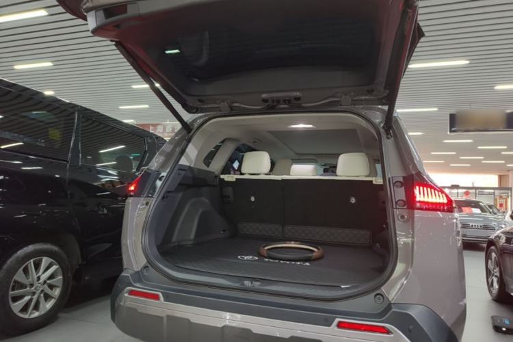 Used Toyota RAV4 2026 Model Dual-Engine 2.0L Two-Wheel Drive Luxury Edition Trunk